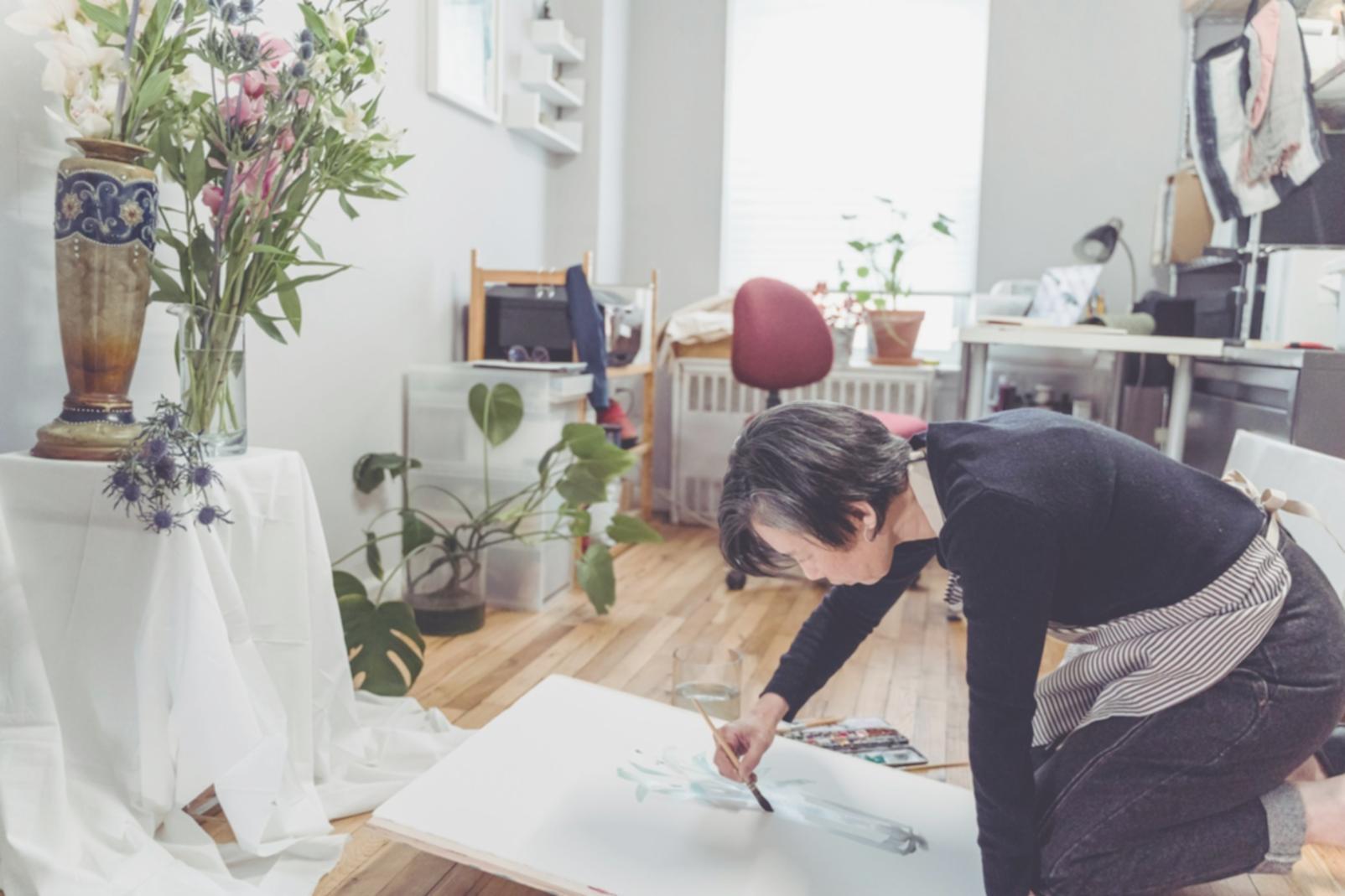 Studenti al lavoro durante una sessione di illustrazione creativa