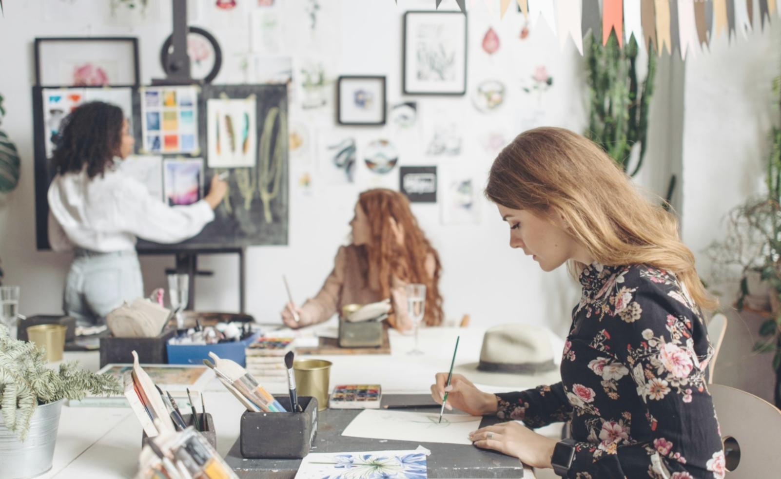 Aula durante una lezione pratica di illustrazione con studenti al lavoro